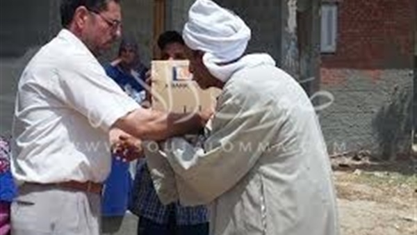 بالصور.. توزيع «400» كرتونة رمضانية على فقراء بلطيم