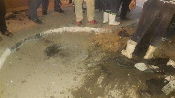 بالصور..«حى ضواحي بورسعيد»: سجادة سبب أزمة الصرف الصحي