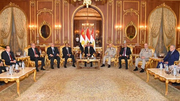 تفاصيل اليوم الرئاسي.. السيسي يشارك القوات المسلحة حفل إفطارها السنوي.. يصدر قرارا بتخصيص أرض بالسويس لتنفيذ مشروع الترسانة البحرية.. يشكر رئيس وزراء البحرين على تعازيه في ضحايا الطائرة