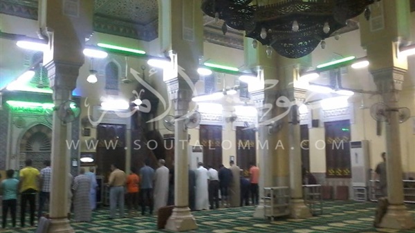 بالصور.. الصائمون يستقبلون آذان المغرب بالدعاء بمسجد ناصر ببنها