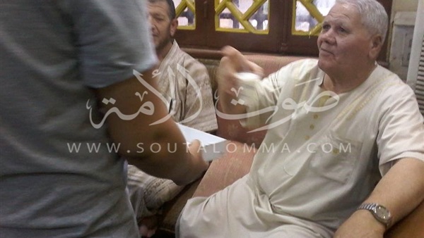 بالصور.. الصائمون يتناولون البلح والعصائر بمسجد ناصر فى بنها
