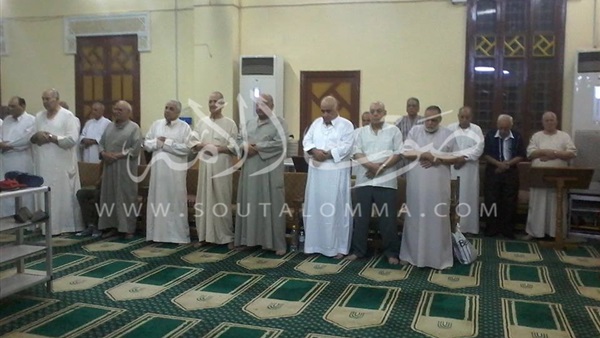بالصور.. إقامة شعائر صلاة العشاء بمسجد ناصر فى بنها