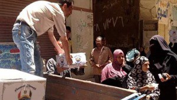 توزيع كراتين مواد غذائية بمركزى سنورس ويوسف الصديق 