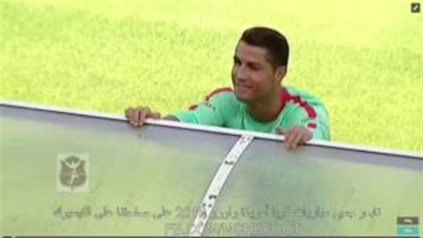 بالفيديو.. رونالدو يترك التدريبات لمغازلة الفتيات