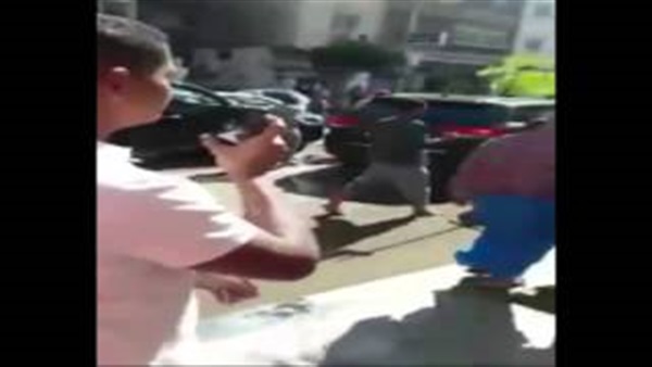 بالفيديو.. أهالى الإسكندرية الغاضبون يحاصرون سيارة المحافظ وينهالون عليه بالسباب