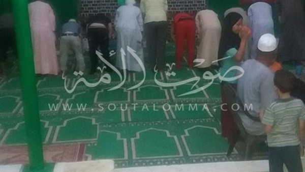 بالصور..الصائمون يستقبلون آذان المغرب بالدعاء بمسجد «الطهطاوى» بسوهاج