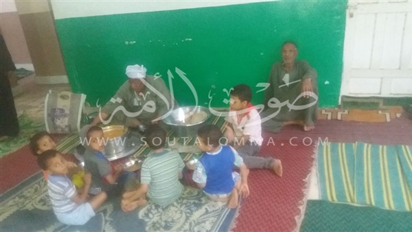 بالصور.. إفطار الصائمون بمسجد «الطهطاوى» بسوهاج