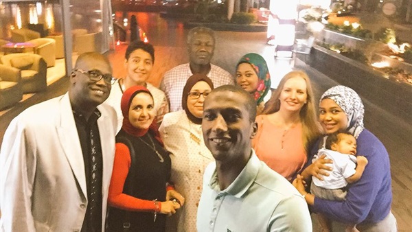 «غزال» يلقتط صورة «سيلفي» مع أسرته