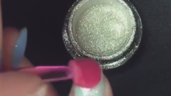 بالفيديو.. أسهل وأسرع طريقة للمعان أظافرك