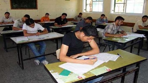 مشاهد من امتحان التفاضل والتكامل للثانوية العامة.. طلاب شبرا يخالفون التعليمات الخاصة بالزى المدرسي.. صفحة "بالغش اتجمعنا" تنشر اجابات الامتحان.. و«عمليات التعليم» تنفي تسريب الأسئلة