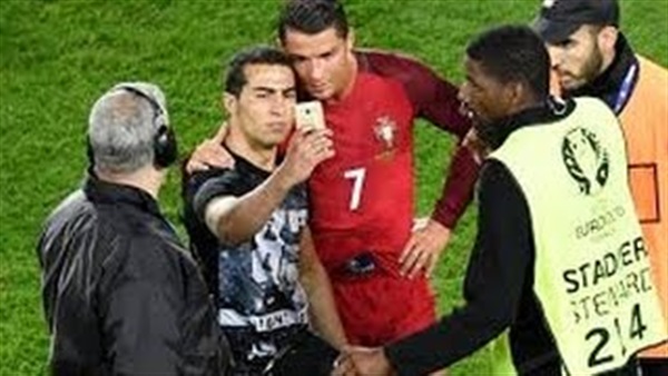 بالفيديو.. شاب يقتحم الملعب ويلتقط «سيلفي» مع رونالدو