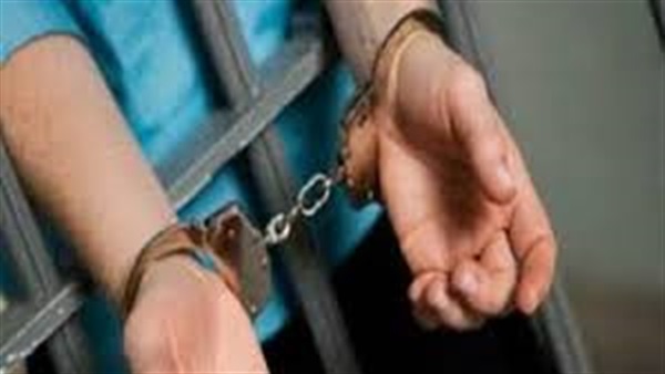 حبس شخص متهم بضرب والده وكسر ذراعه 4 أيام