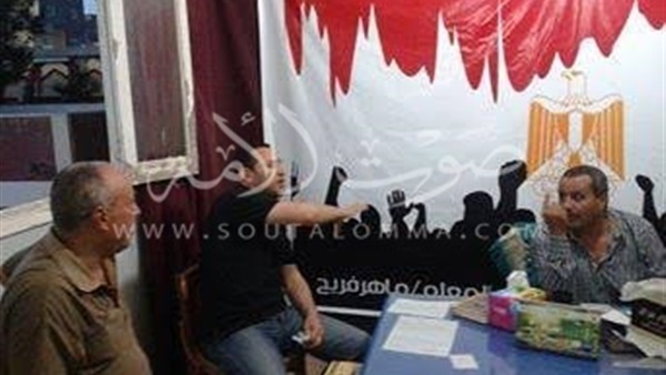 بالصور.. رئيس مدينة بيلا يُشارك عمال «ابو بدوى» فى تناول الإفطار