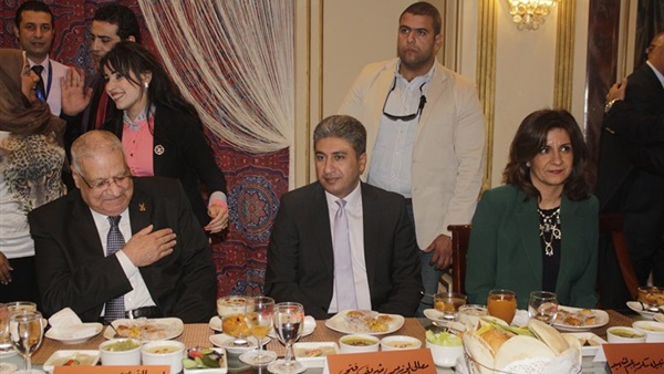 بالصور.. وزير الانتاج الحربي علي مائدة إفطار حماة الوطن