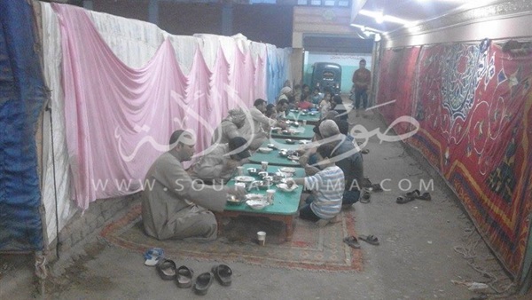 بالصور.. إقبال الصائمون علي موائد الرحمن بالمسجد المصري باالمنوفية