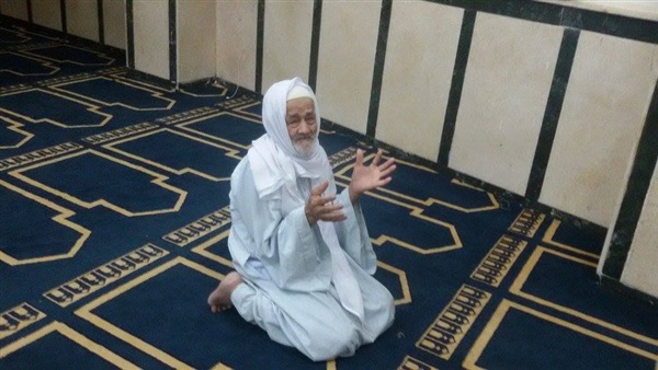 بالصور.. الصائمون يستقبلون آذان المغرب بالدعاء بمسجد المصري بالمنوفية 