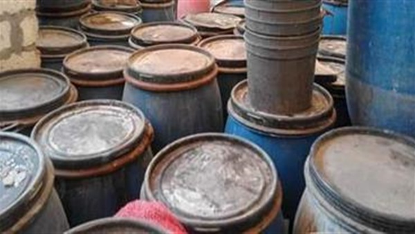 ضبط 11 طن مخللات وملح طعام  فاسد داخل مخزن بسوهاج