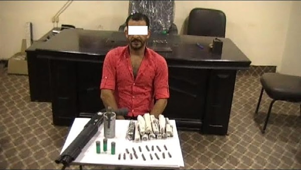 مباحث أشمون تضبط طباخا بحوزته قنبلة غاز وبندقية خرطوش