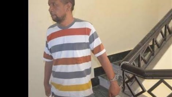 بدء التحقيق فى قيام ولى أمر تقييد يديه بالجنزير فى الغردقة
