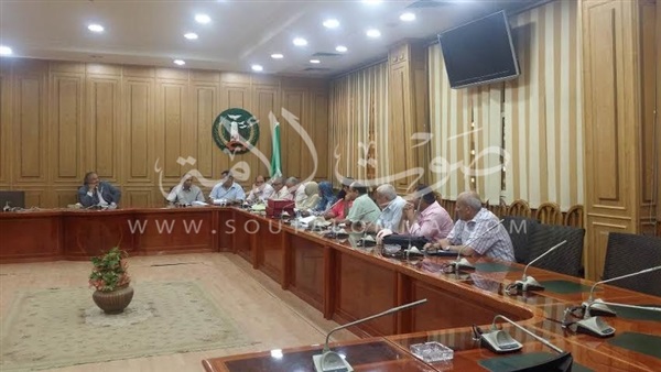 السكرتير العام يجتمع باللجنة العيا للتراخيص بالمنوفية 