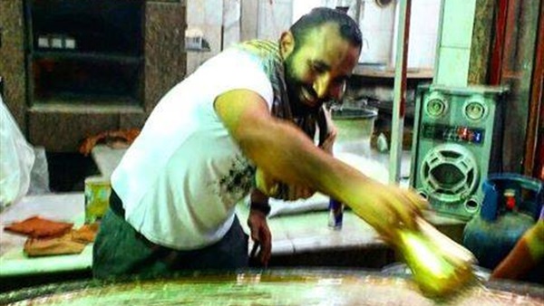 بالصورة.. أحمد سعد بائع «كنافة»