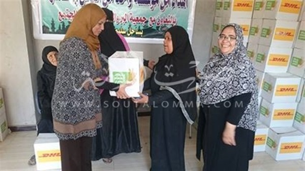 توزيع 500 كرتونة رمضانية ومتابعة مشروع الصرف بساحل سليم