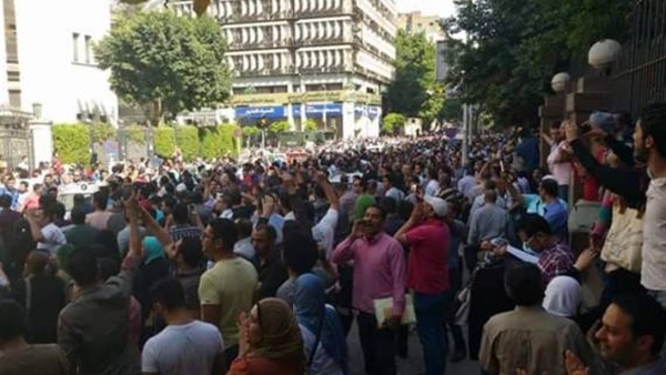 نشرة أخبار «صوت الأمة» للواحدة ظهرًا..«الإفتاء»: القيء لا يُفسد الصيام.. عصام تليمة يكشف حقيقة استقالته من «الإخوان».. براءة ٢٢ من متظاهرى «جمعة الأرض».. ومحامي بالنقض: حكم «تيران وصنافير» باطل