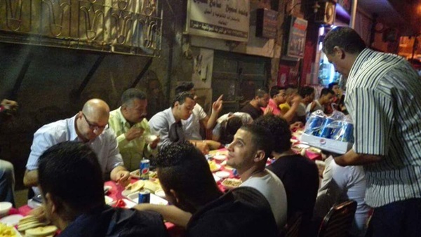 «الاحرار» يشاركون اهالى شبرا فى السحور 