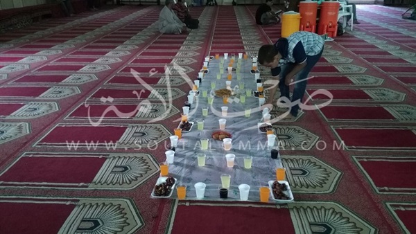 بالصور.. استعدادات موائد الرحمن بمسجد «الحاجة آمنة» بالشرقية