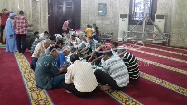 بالصور.. إفطار الصائمون بمسجد «الحاجة آمنة» بالشرقية