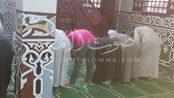 بالصور.. اقامة شعائر صلاة المغرب بمسجد «الحاجة آمنة» بالشرقية