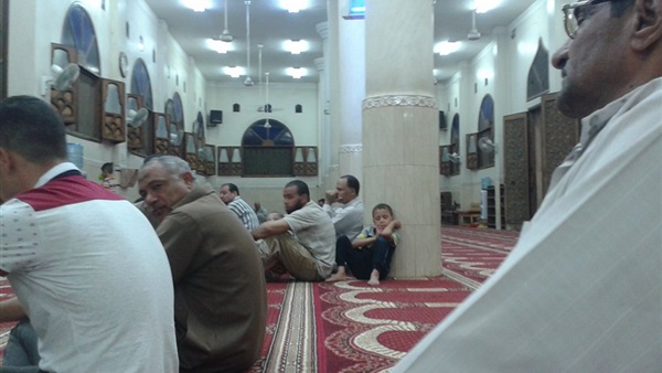 توافد المصلين علي مسجد «الحاجة آمنة» بالشرقية لأداء صلاة العشاء