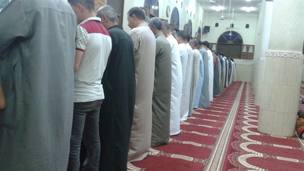 بالصور.. اقامة شعائر صلاة العشاء بمسجد «الحاجة آمنة» بالشرقية