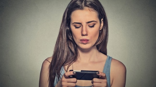 الحبس 3 أشهر للزوجة التي تفتش في هاتف زوجها