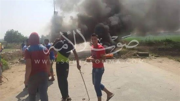 بالصور.. تجمهر أهالي قرية بالدقهلية بسبب انقطاع «المياة والكهرباء» 
