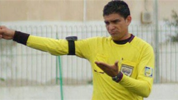 إبراهيم نور الدين يوقف مباراة الأهلي والإسماعيلي بسبب الجمهور