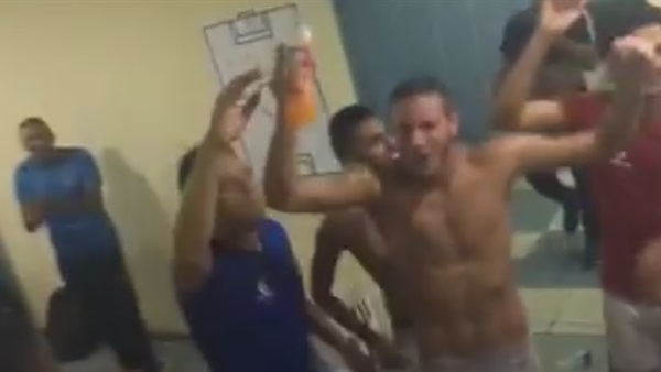 شاهد.. احتفال لاعبي الأهلي بالتتويج بلقب الدوري