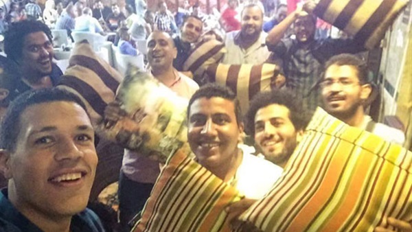 بالصور.. «المخدات» شعار ألتراس أهلاوي فى الاحتفال بالدورى