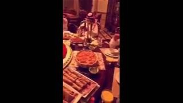 بالفيديو..عائله سعوديه تفطر علي مائده متحركه