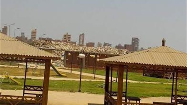 بالصور.. حديقة اللاند سكيب بالمحلة تتحول إلى مقلب رسمي لأطنان القمامة