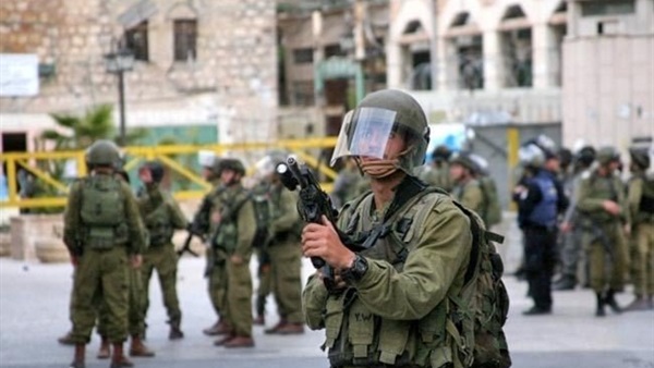 الاحتلال الإسرائيلي يعتقل 12 مواطنا فلسطينيا من محافظات الضفة الغربية