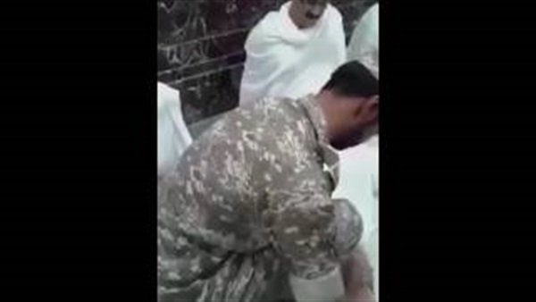 بالفيديو..رجل أمن بالحرم  يدلك قدم معتمر أصابه التعب والأرهاق 