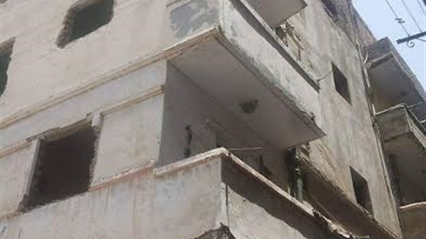 بالصور.. إخلاء عقار آيل للسقوط وإزالته بكفر الشيخ 
