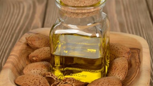 زيت اللوز الحلو لتنعم وتقوية شعرك 