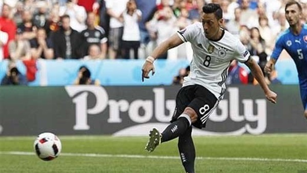 يورو2016.. اوزيل يصبح اول الماني يهدر ركلة جزاء في اليورو
