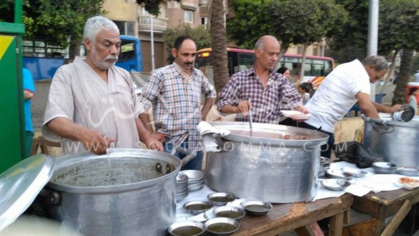 بالصور.. استعدادات موائد الرحمن بمسجد عمرو بن العاص  