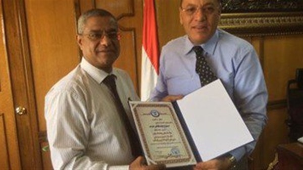 جامعة قناة السويس تكرم مدير شئون والطلاب لبلوغه سن التقاعد 