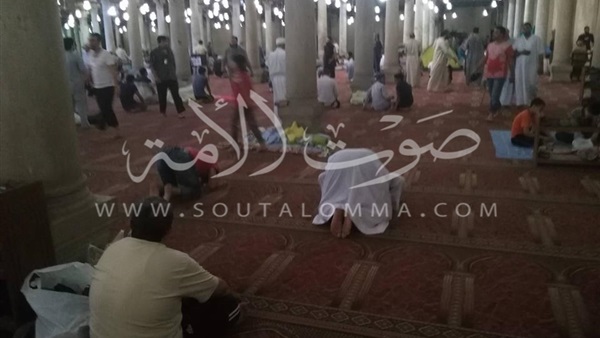 توافد المصلين علي مسجد عمرو بن العاص لأداء صلاة العشاء