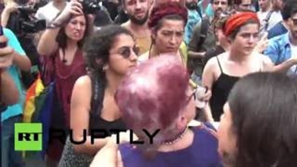 بالفيديو.. لحظة تفريق مسيرة للشواذ جنسيًا بتركيا