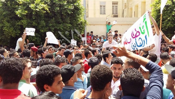 نشرة أخبار «صوت الأمة» للواحدة ظهرًا.. مسيرة لطلاب الثانوية العامة إلي مجلس النواب.. القضاء الإدارى: «لا يجوز حرمان طلاب الثانوية من الامتحان بسبب الحبس».. وخالد أبو بكر: الإعلام أخطر من القضاء